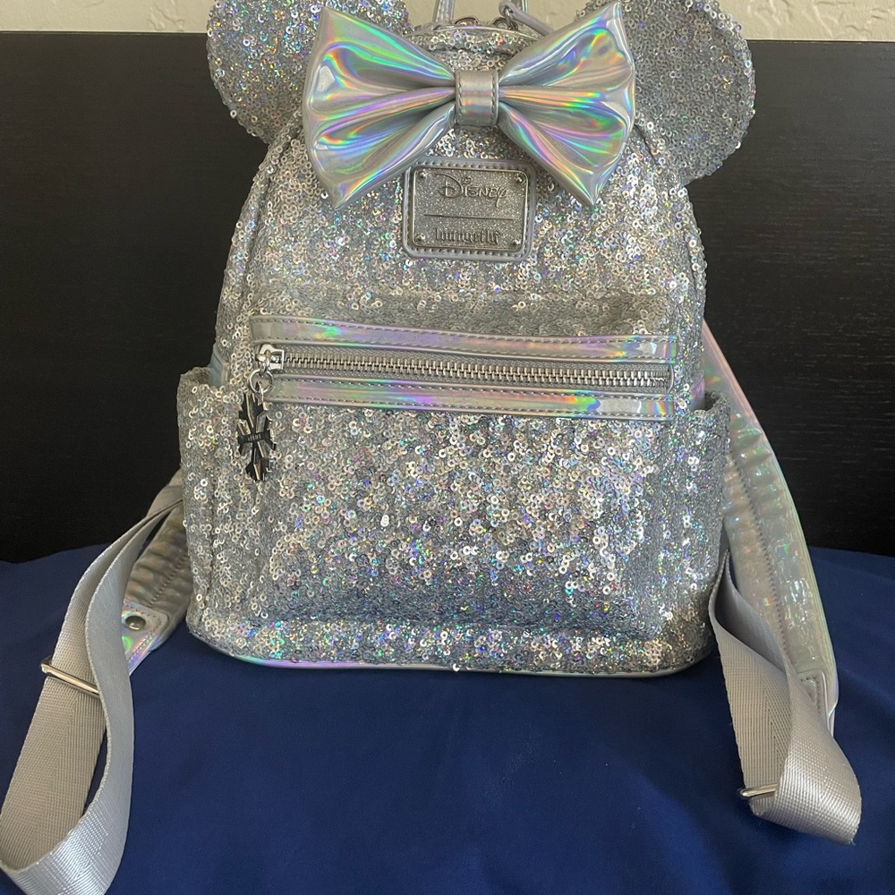 GENTLY USED SILVER SEQUIN/HOLO LOUNGEFLY BACKPACK
